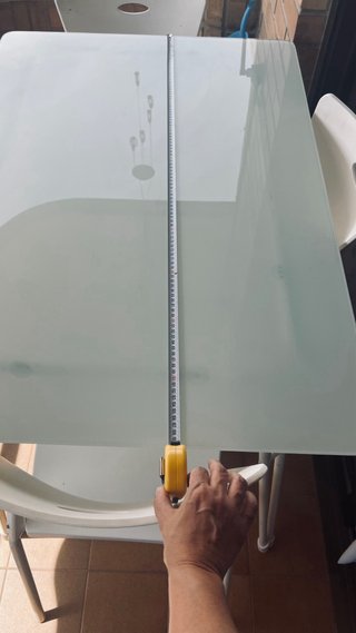Mesa cristal y 4 sillas blancas