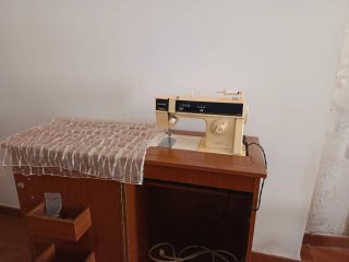 Máquina de coser Singer con mueble