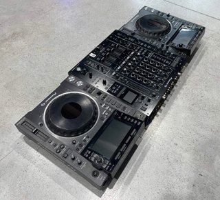 2x Pioneer DJ CDJ-2000NXS2 + DJM-A9