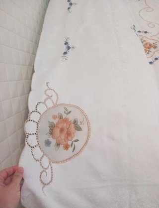 Copriletto jacquard ricamato a traforo stile liber