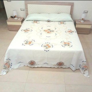 Copriletto jacquard ricamato a traforo stile liber