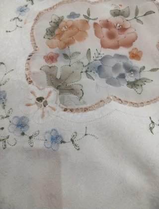 Copriletto jacquard ricamato a traforo stile liber