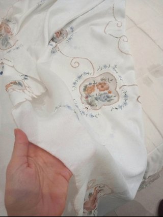 Copriletto jacquard ricamato a traforo stile liber