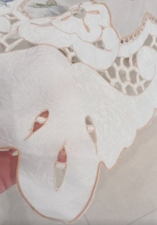 Copriletto jacquard ricamato a traforo stile liber
