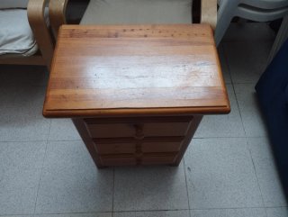 Mesita de noche de madera