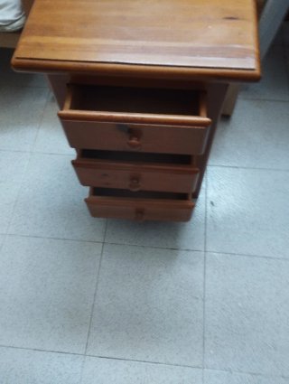 Mesita de noche de madera