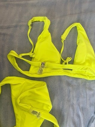 Bikini brasileño amarillo flúor