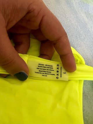Bikini brasileño amarillo flúor