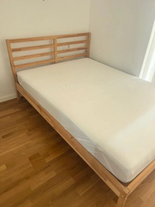 Cama de madera con somier y colchón