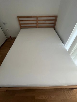 Cama de madera con somier y colchón