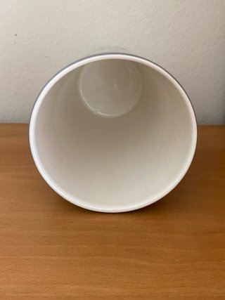 Jarrón de cerámica gris con lunares blancos