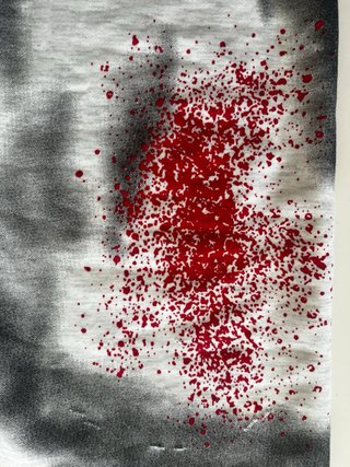 Pantalones Malice Grises con Estampado Rojo