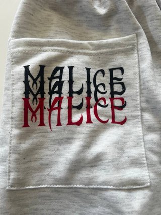 Pantalones Malice Grises con Estampado Rojo