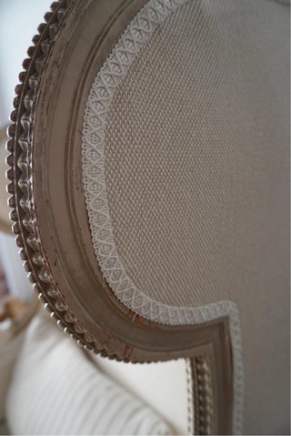 Sillón orejero beige y marrón