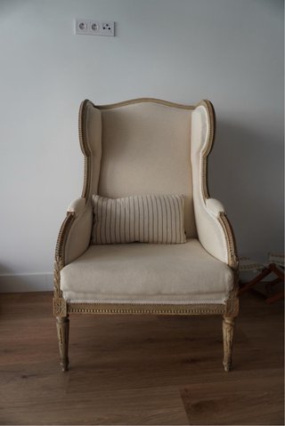 Sillón orejero beige y marrón