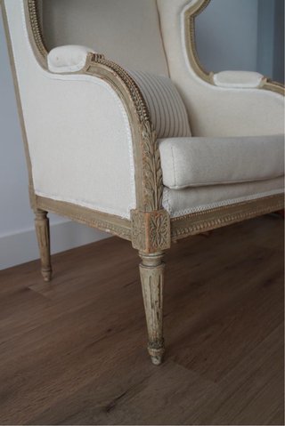 Sillón orejero beige y marrón