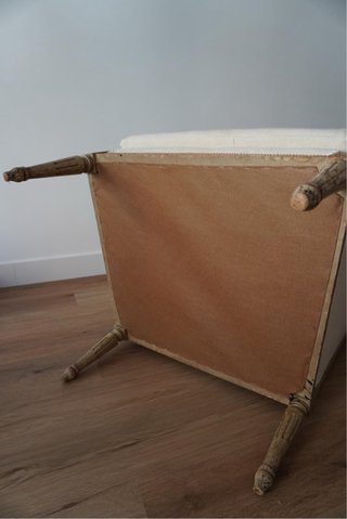 Sillón orejero beige y marrón