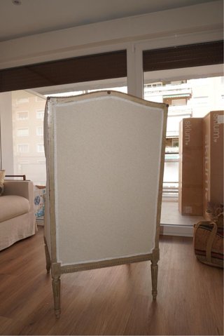 Sillón orejero beige y marrón