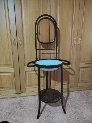 Lavabo antiguo de madera y cerámica