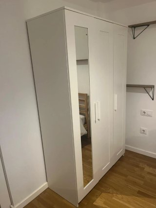 Armario blanco con espejo