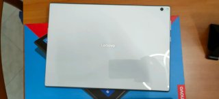 Tablet Lenovo con tastiera e caricatore