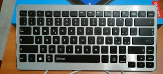 Tablet Lenovo con tastiera e caricatore