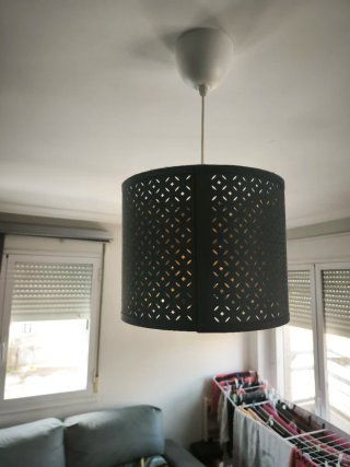 Lámpara de techo gris con diseño calado