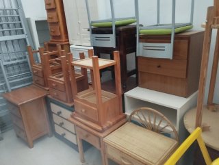 Mesitas de noche de madera  y mimbre