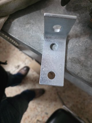 Escuadra metálica con agujeros 17 unidades.