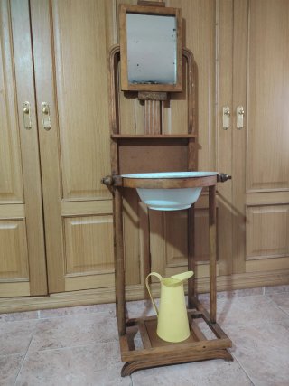 Lavabo antiguo de madera y cerámica