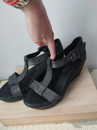 Sandalias de piel tacón negras y plateadas