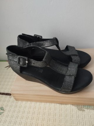 Sandalias de piel tacón negras y plateadas