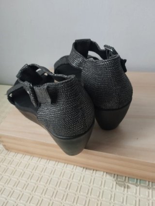 Sandalias de piel tacón negras y plateadas