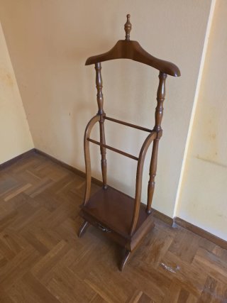 Perchero de pie de madera