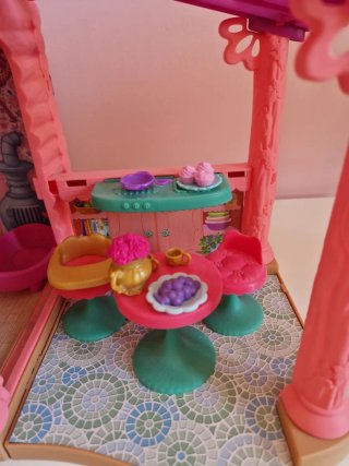 Casa Enchantimals con muñeca y accesorios