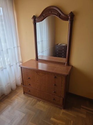 Cómoda de madera con espejo