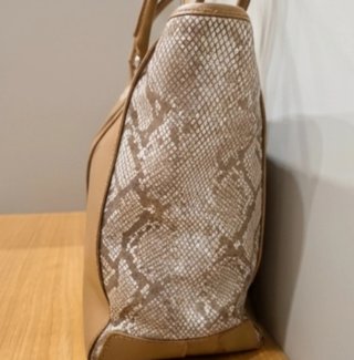 Borsa Tote Guess Pelle Cognac con Dettagli Snake