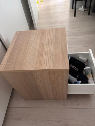 Mesita de noche de madera color beige/marrón