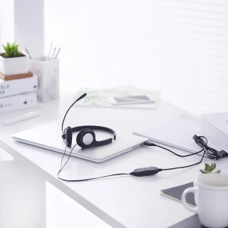 Auriculares USB Amazon Basics con micrófono y función de silencio