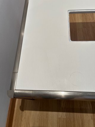 Mesa auxiliar metálica dorada y plateada