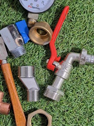 Lote de fontanería: manómetros y accesorios
