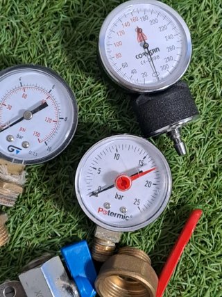 Lote de fontanería: manómetros y accesorios