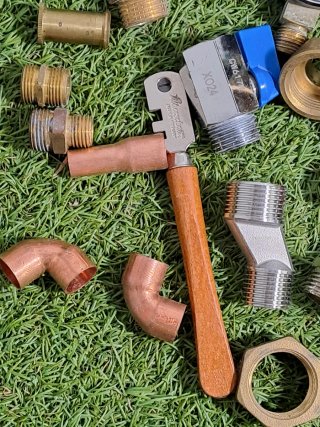 Lote de fontanería: manómetros y accesorios