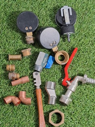 Lote de fontanería: manómetros y accesorios