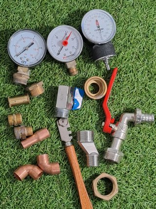 Lote de fontanería: manómetros y accesorios