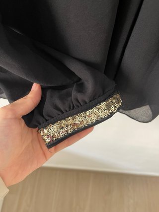 Blusa negra con lentejuelas doradas