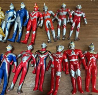 32 Vintage Ultraman Action Figures (cadauno)