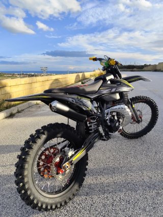 Moto ZIZ 250 Enduro/Motocross Negra y Amarilla