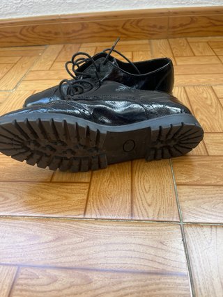Zapatos de cordones negros charol