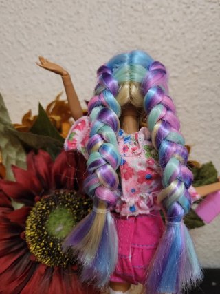 Muñeca Barbie articulada con vestido floral
